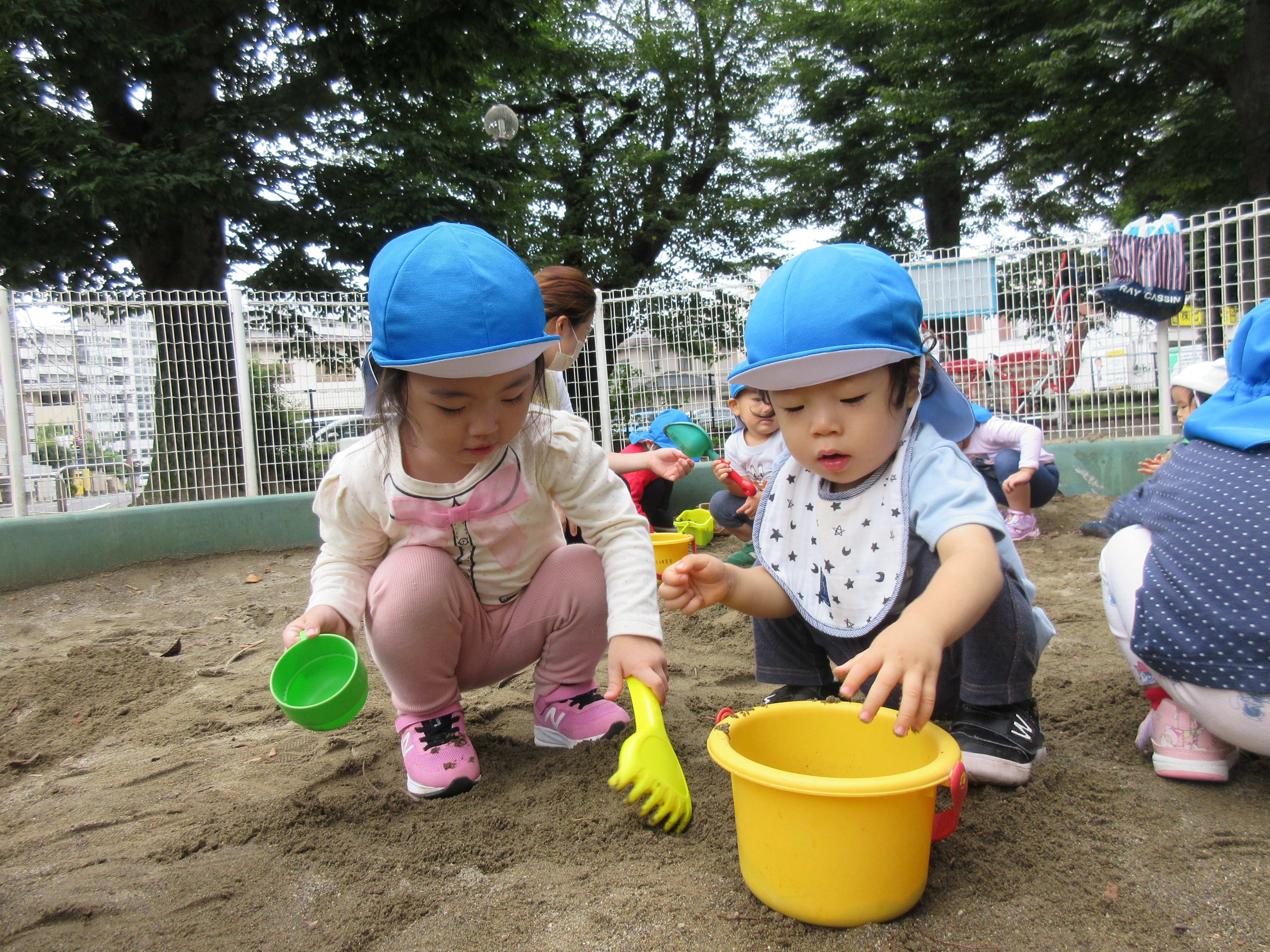 子ども2人が砂遊びをしている画像